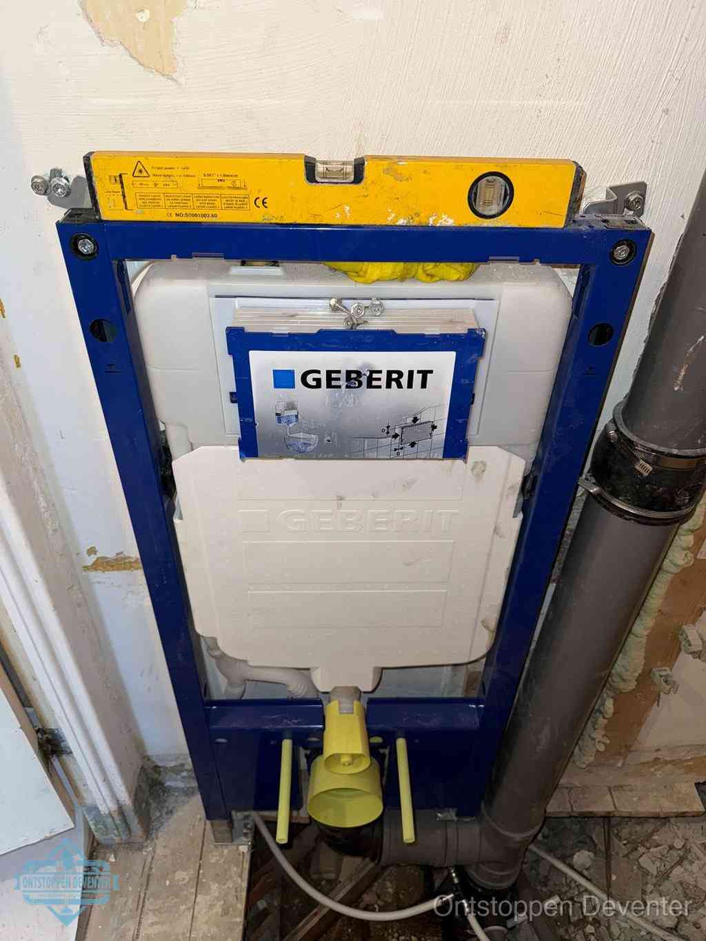 Een Geberit inbouwreservoir met frame voor een hangtoilet tegen de wand, met de afvoerbocht naar de vloer, kenmerkend voor een verstopt hangtoilet in Deventer