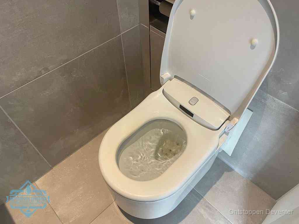 Een toiletpot vol troebel water met drijvend papier en restanten, de meest voorkomende oorzaak van een verstopte wc in Deventer