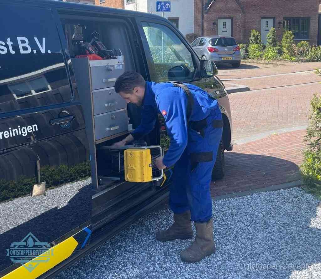 Een monteur pakt apparatuur uit de bedrijfsbus voor service aan huis, het moment om een professional in te schakelen in Deventer