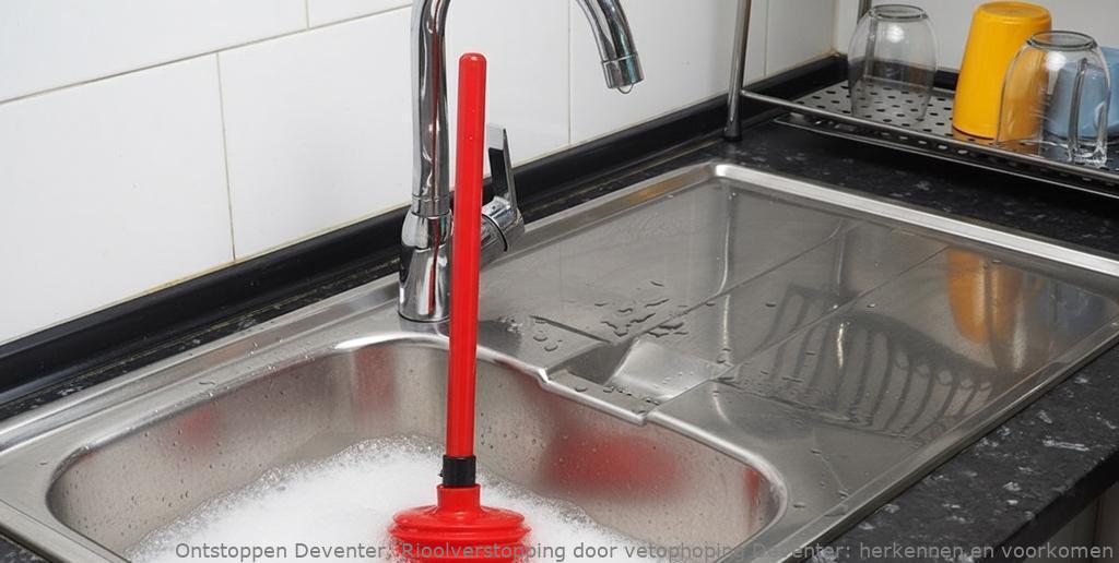 Rioolverstopping door vetophoping Deventer: herkennen en voorkomen