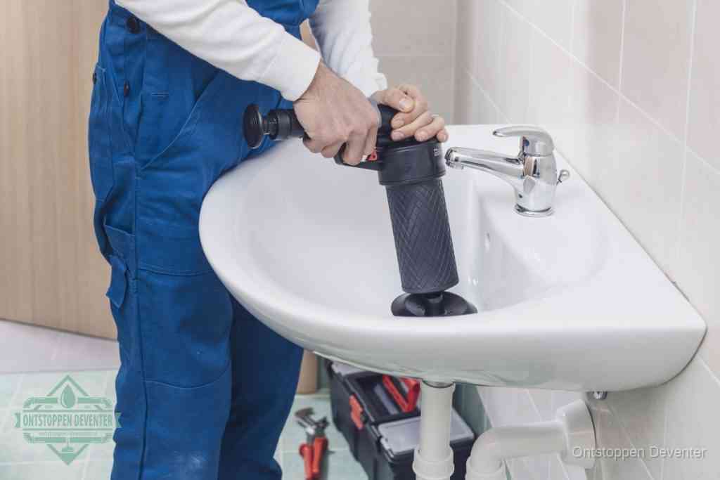Een te ruwe doe-het-zelf poging met een hand-pomp op de afvoer van een badkamer-wastafel, een van de veelgemaakte fouten bij afvoer ontstoppen in Deventer