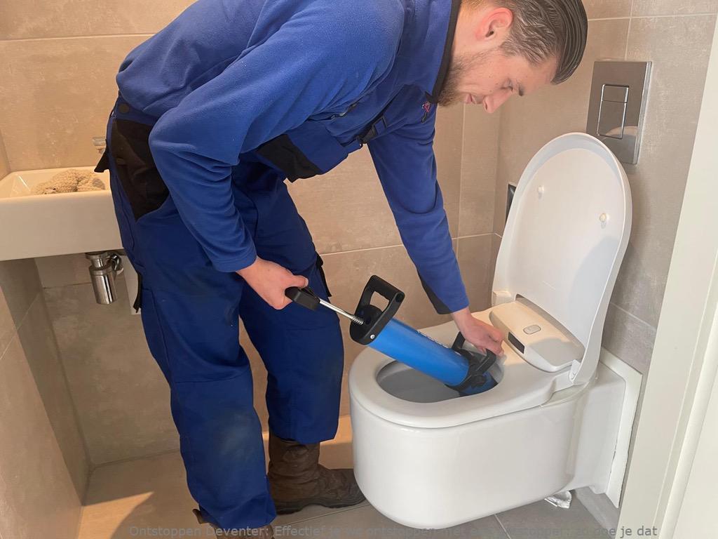 Effectief je wc ontstoppen met een ontstopper: zo doe je dat
